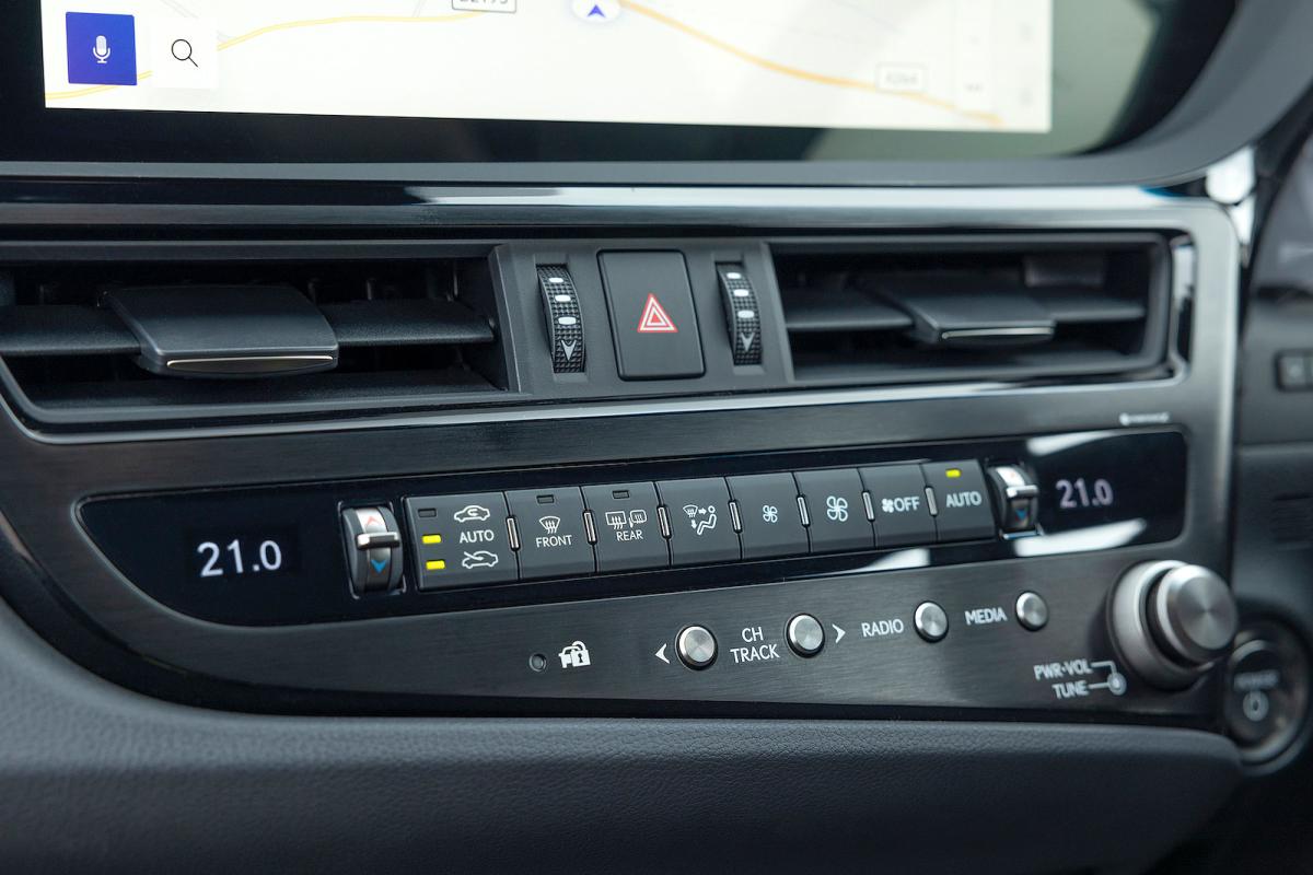 Lexus ES air-con controls
