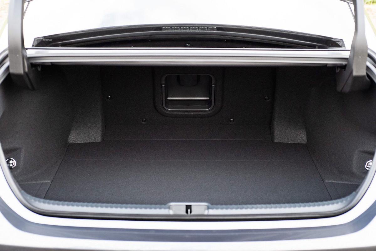 Lexus ES boot open