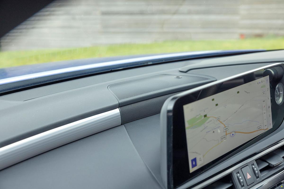 Lexus ES dashboard detail