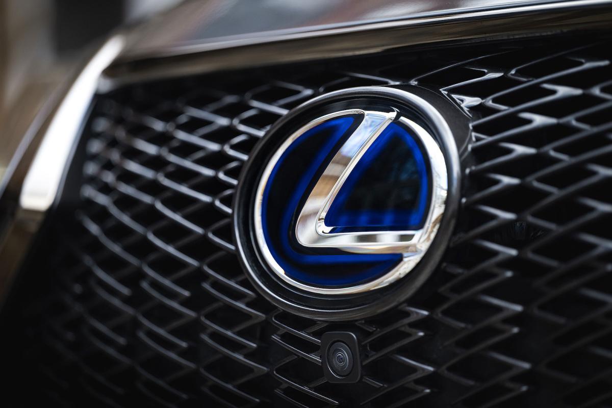 Lexus ES front badge