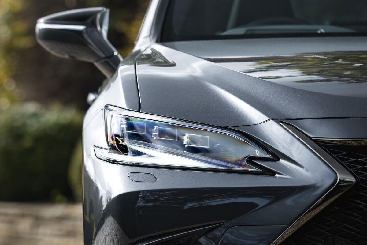 Lexus ES headlights