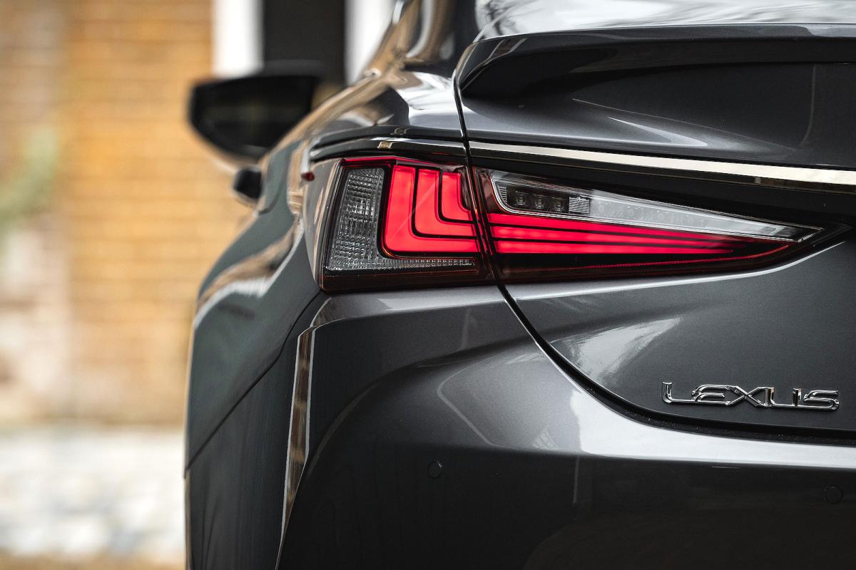 Lexus ES rear lights