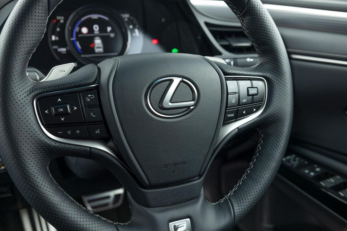 Lexus ES steering wheel