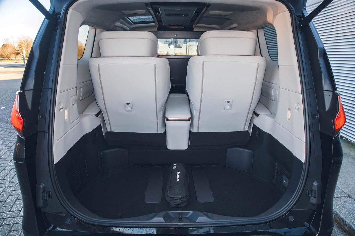Lexus LM boot open