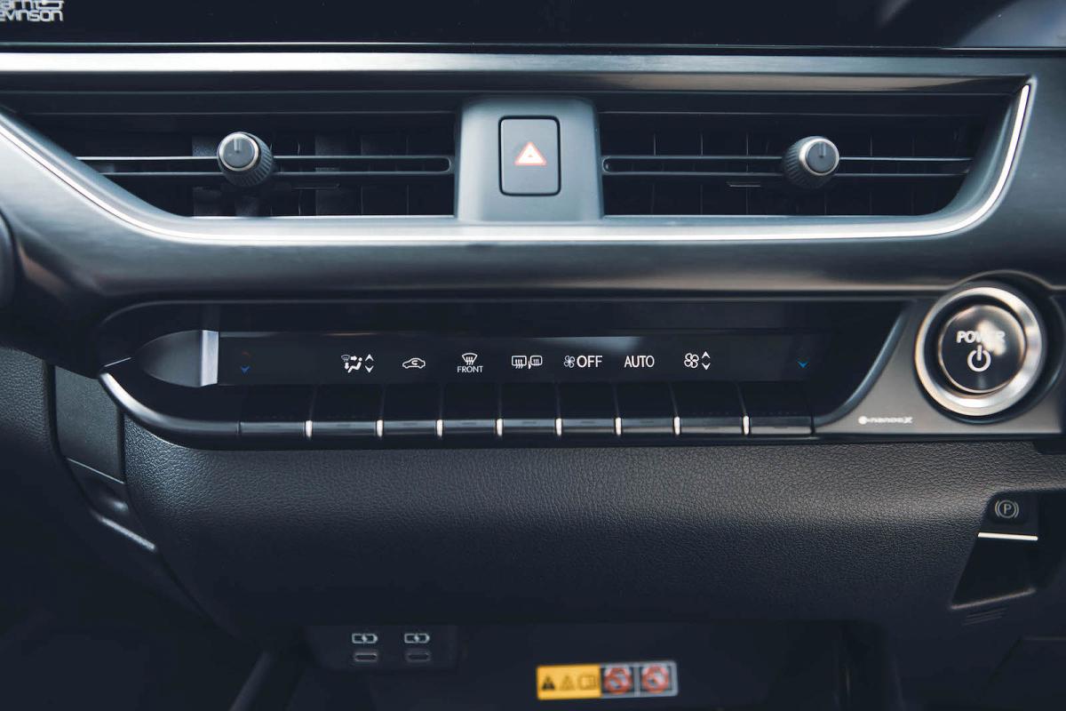 Lexus UX 300e air-con controls