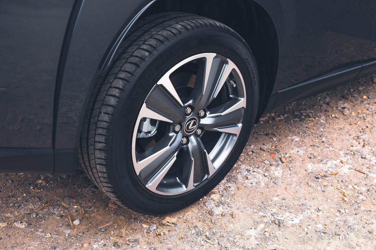 Lexus UX 300e alloy wheel
