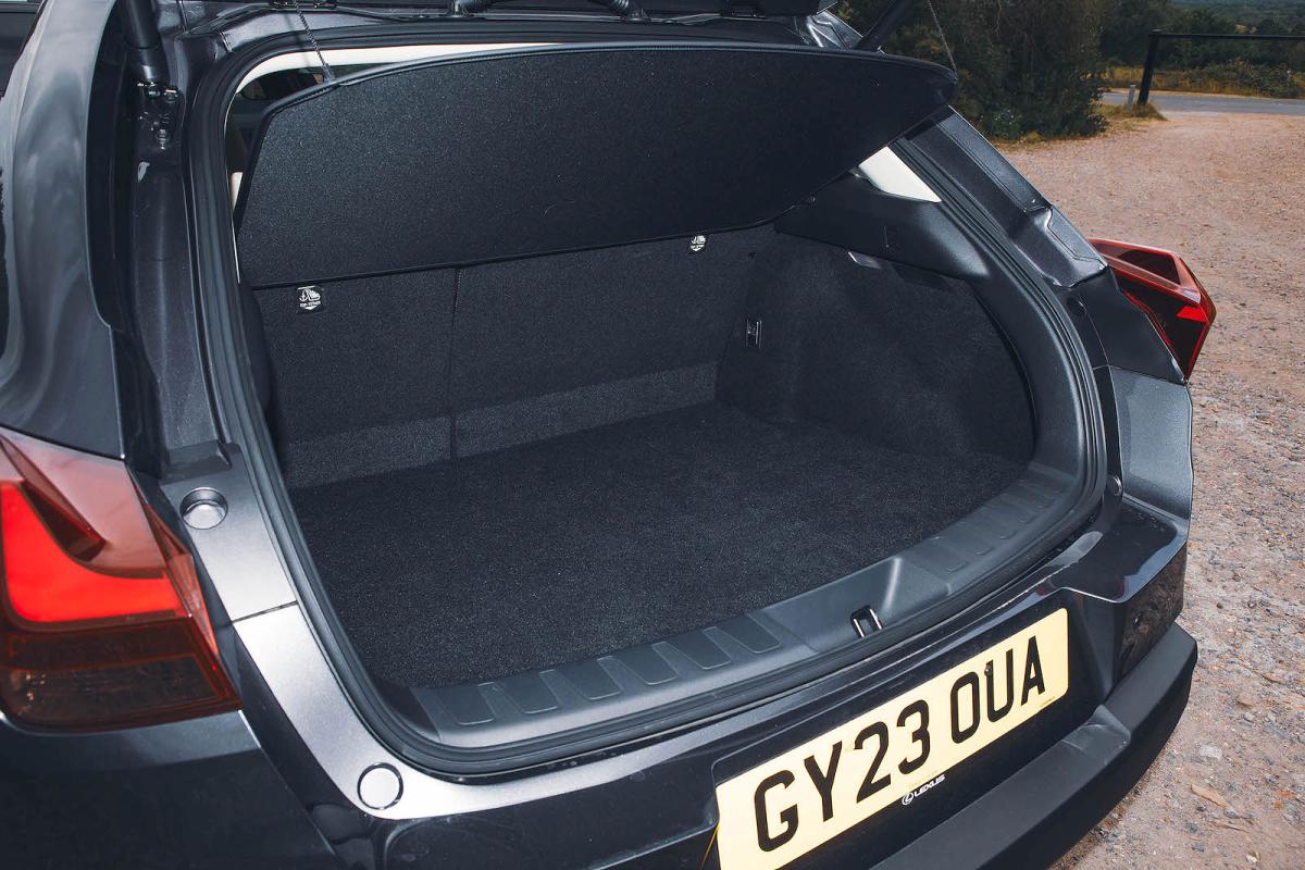 Lexus UX 300e boot