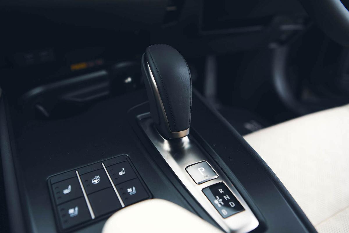 Lexus UX 300e gearshift