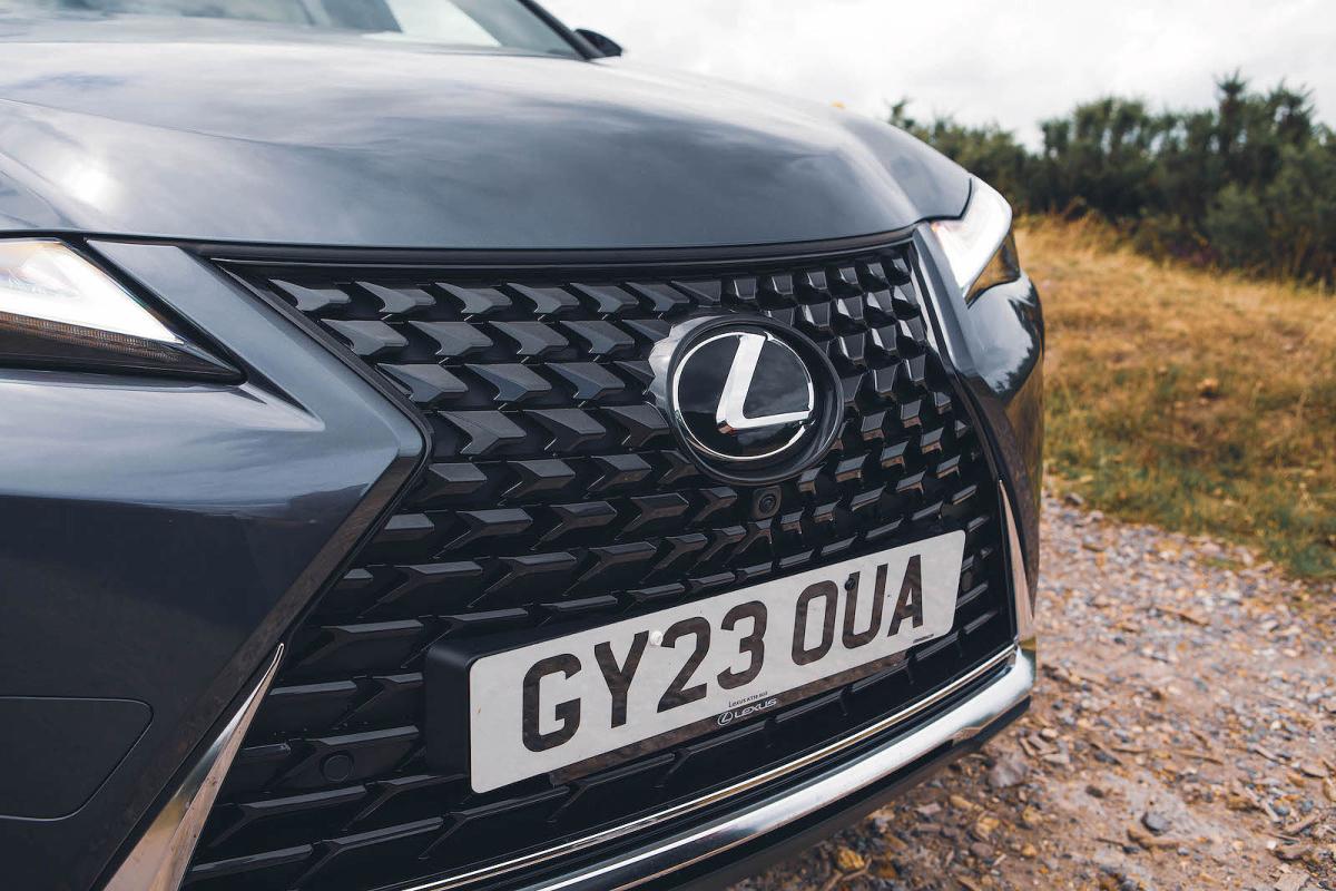 Lexus UX 300e grille