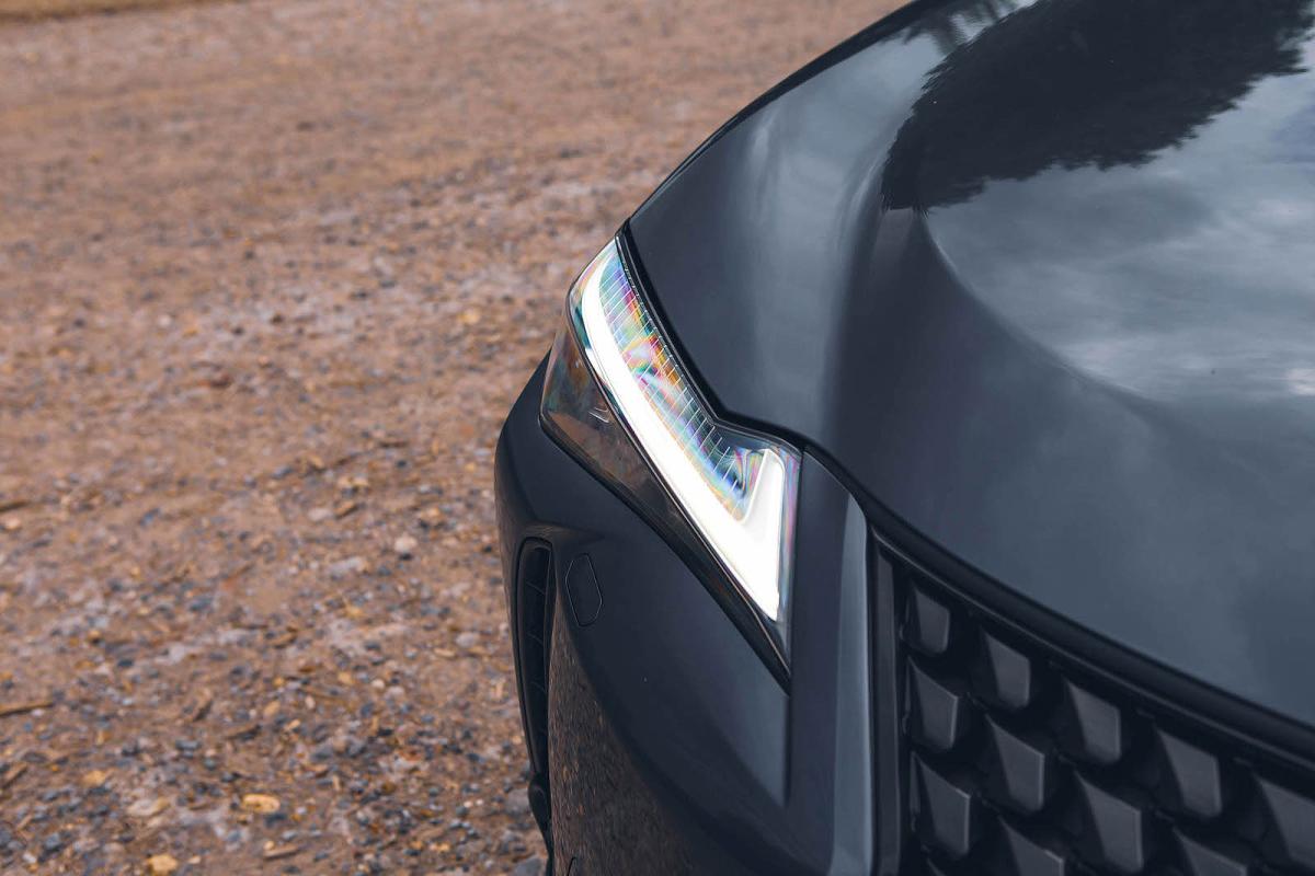 Lexus UX 300e headlights