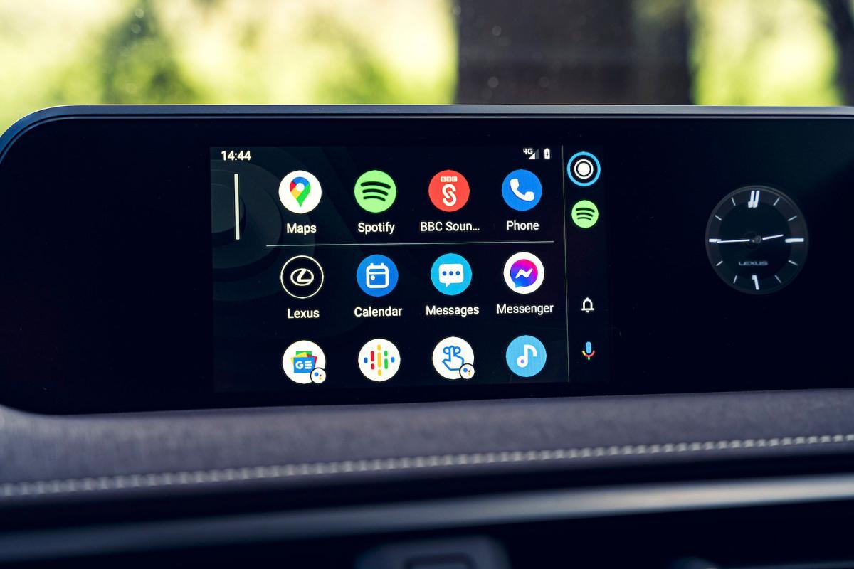 Used Lexus UX 2019-present interior infotainment