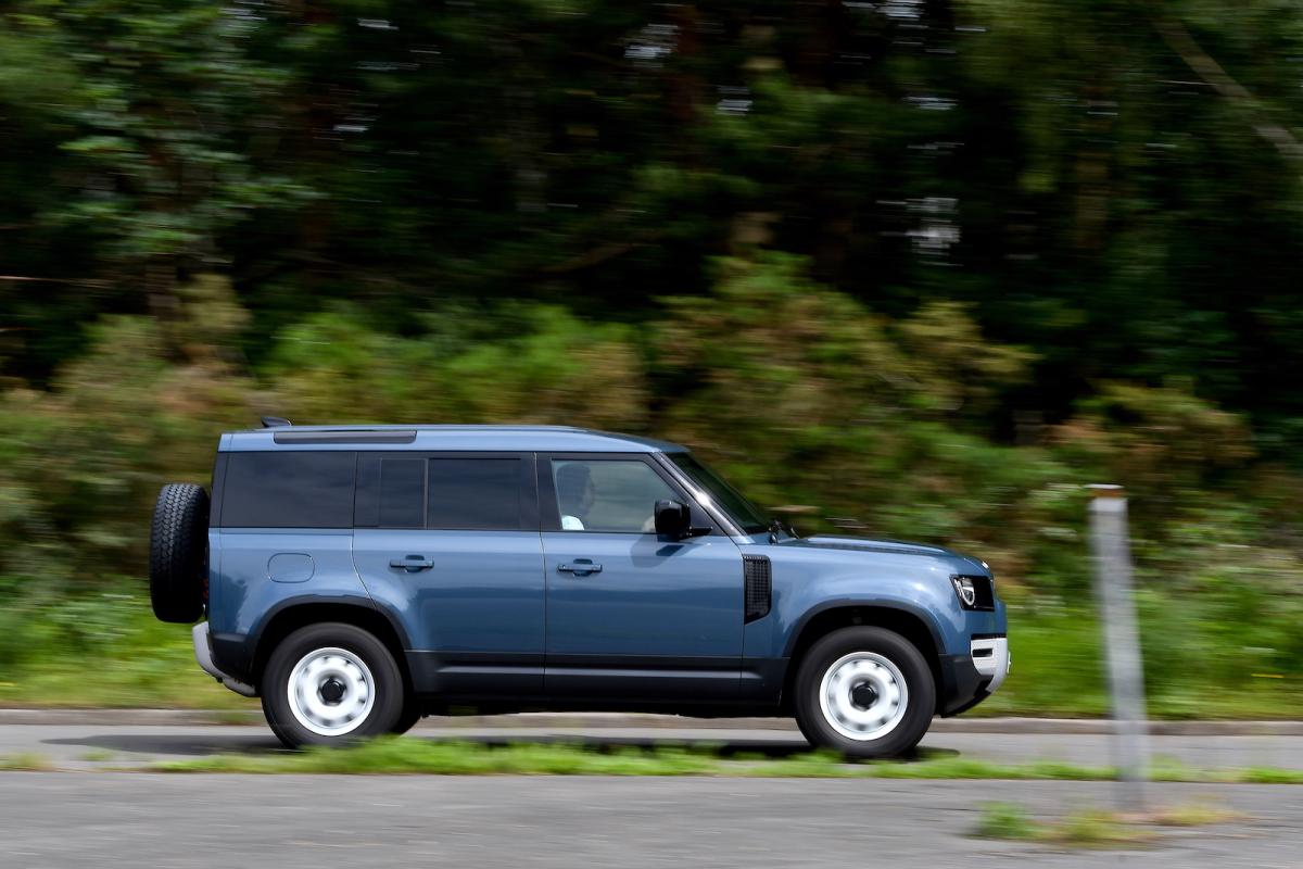 Land Rover Defender Hard Top 2021 right tracking