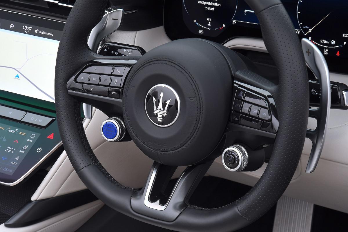 Maserati GranCabrio steering wheel