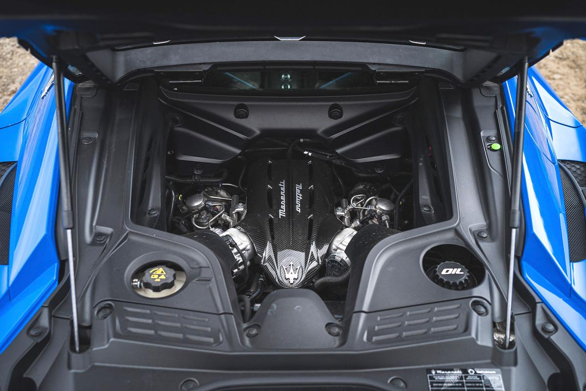 Blue Maserati MC20 engine