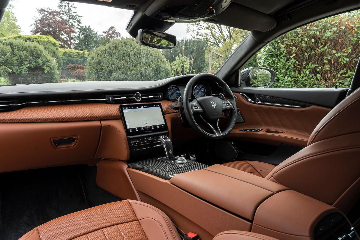 Maserati Quattroporte interior dashboard