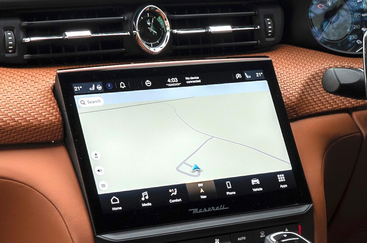 Maserati Quattroporte interior infotainment