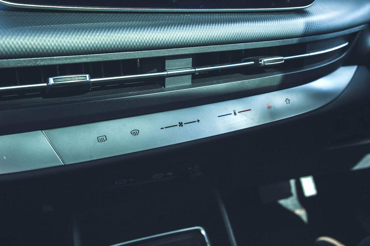Maxus Mifa 9 air-con controls