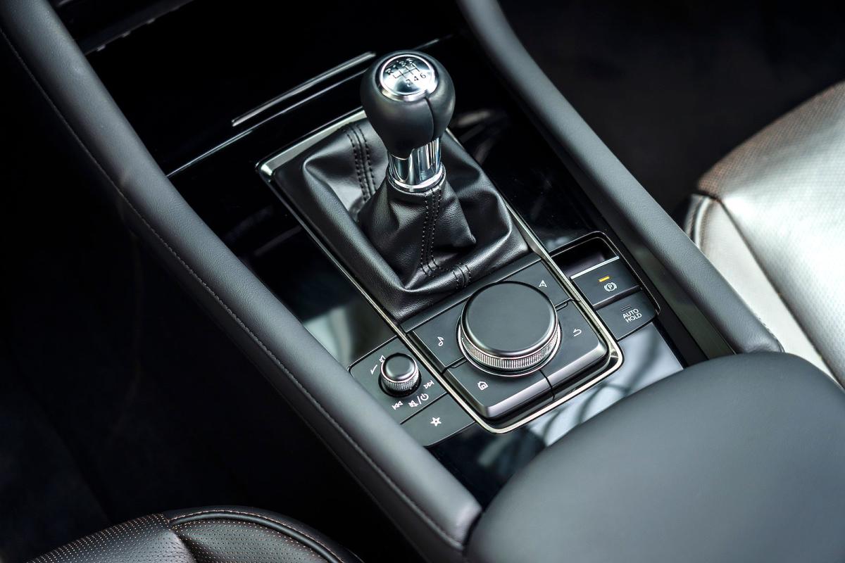 Mazda 3 Saloon gearstick