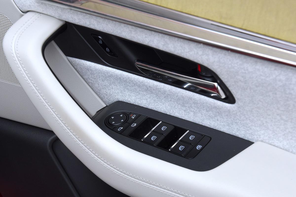Mazda CX-60 door detail