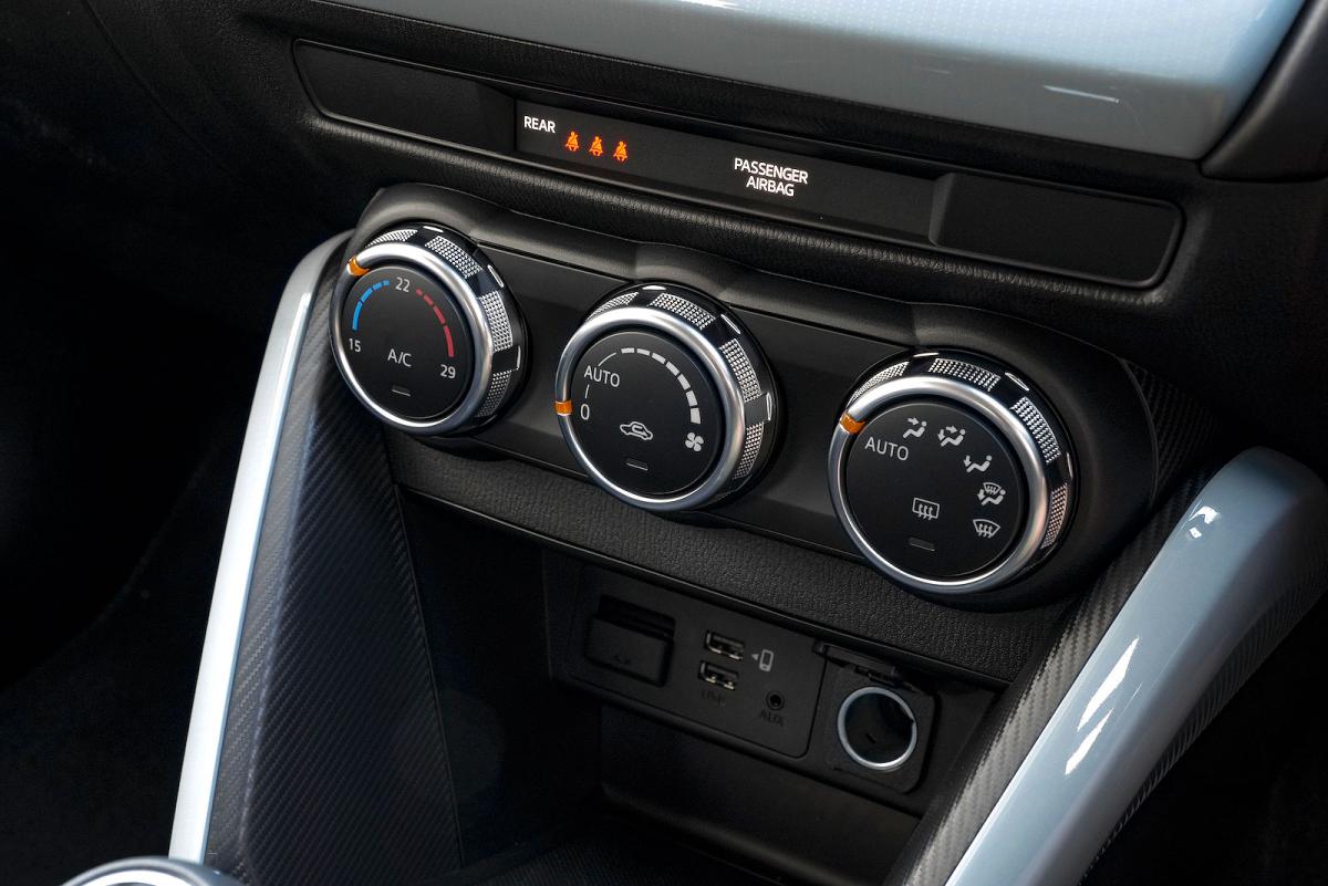 Mazda 2 air-con controls