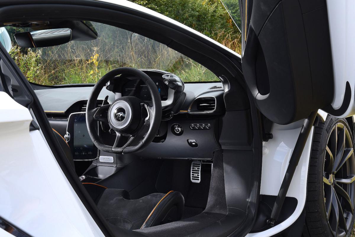 McLaren Artura interior