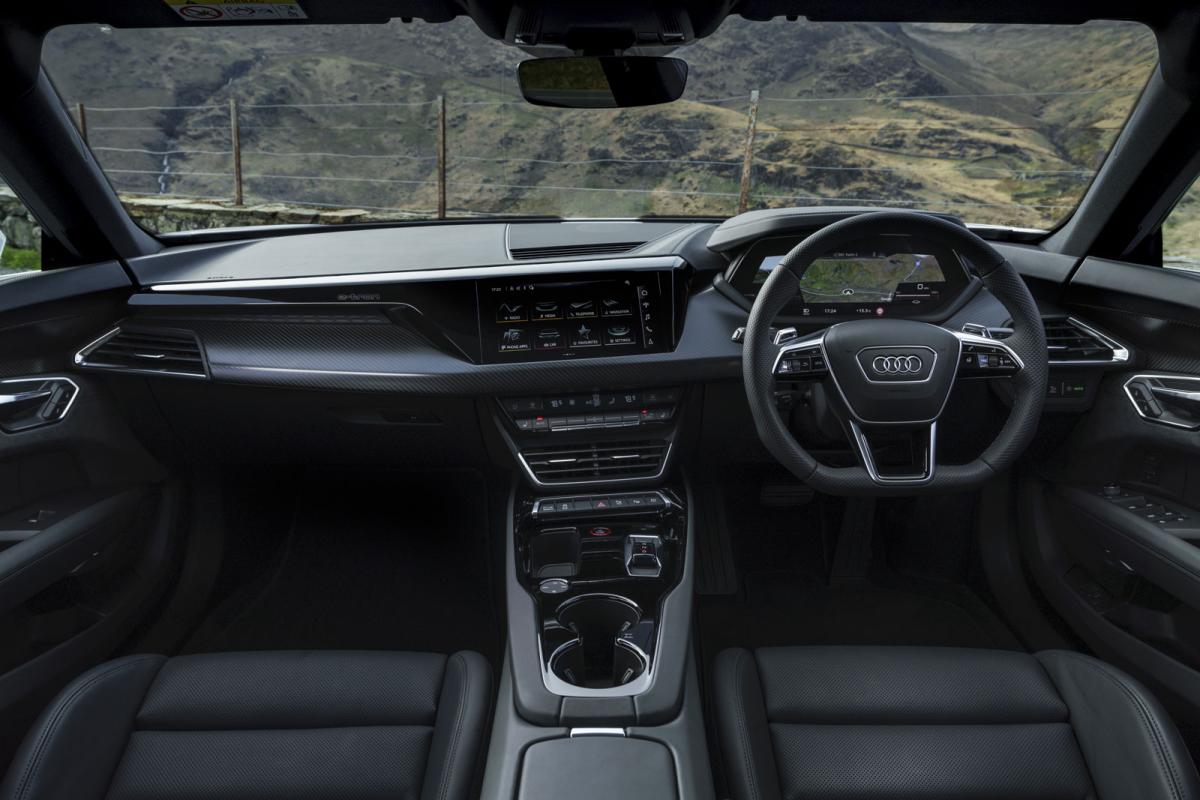 Audi e-tron GT 2021 interior dashboard