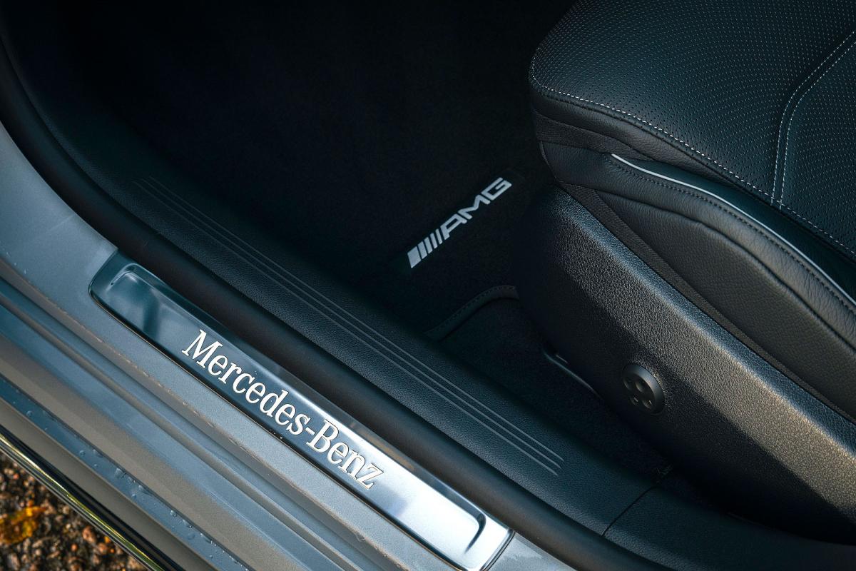Mercedes E-Class kickplate detail