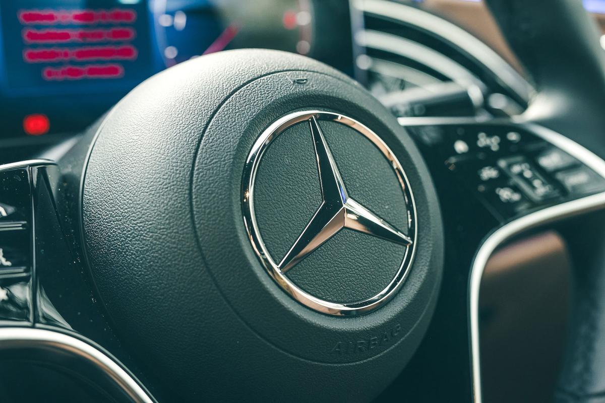 Mercedes E-Class Estate steering wheel detail
