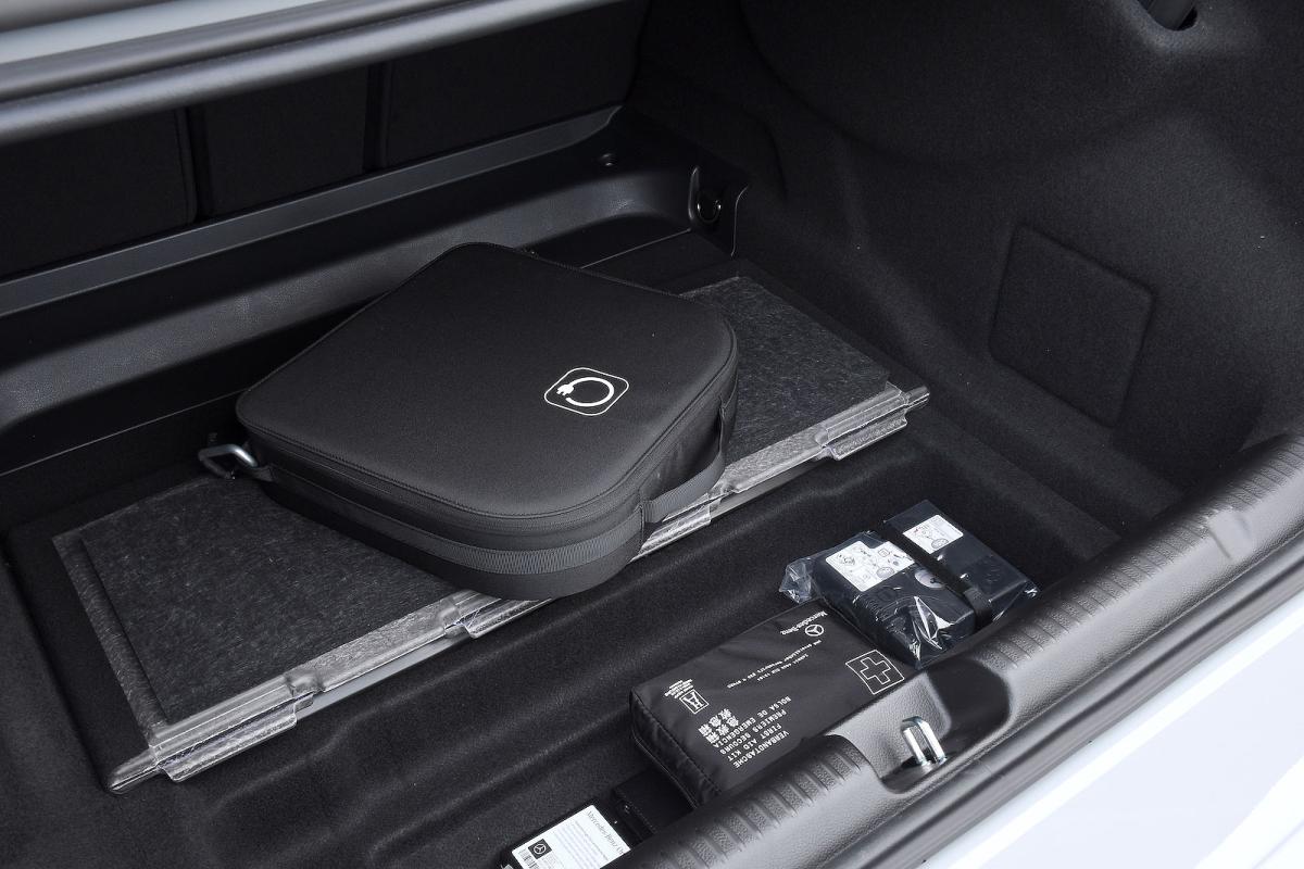 Mercedes EQE boot open