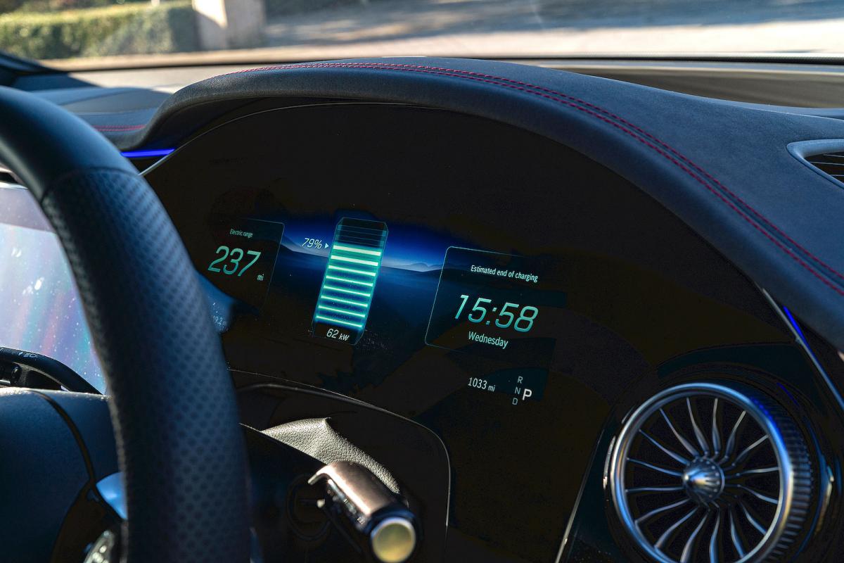 Mercedes EQE SUV driver display