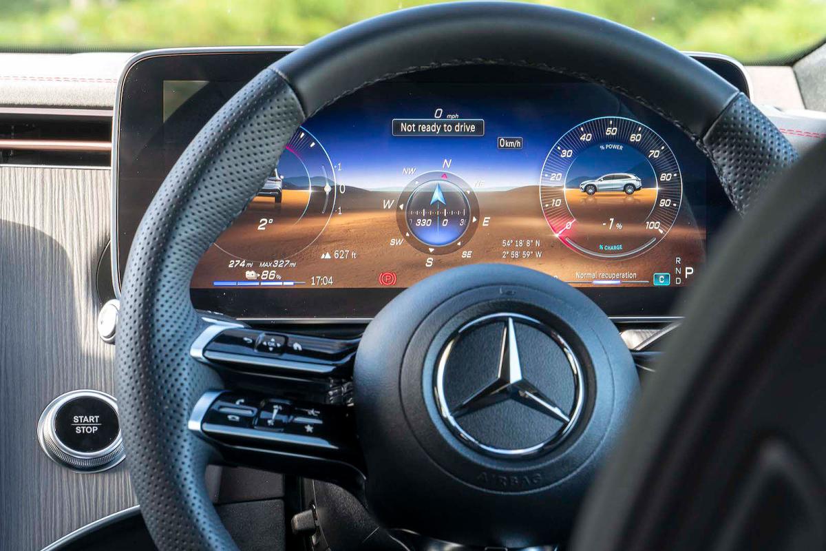 Mercedes EQS SUV driver display