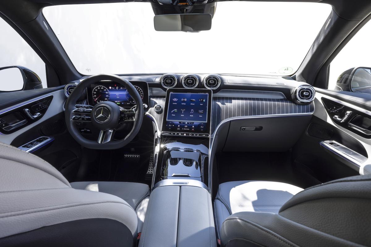 Mercedes GLC 2022 interior dashboard