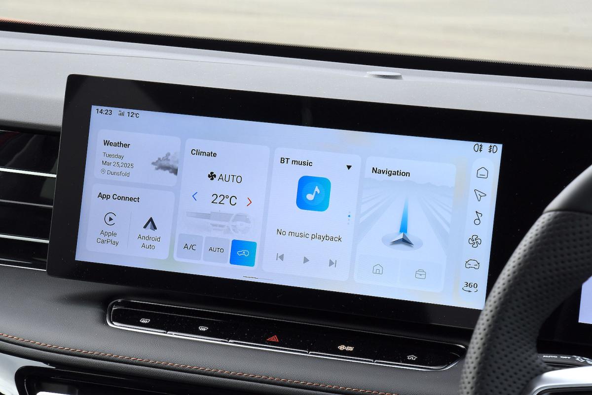 MG HS infotainment touchscreen
