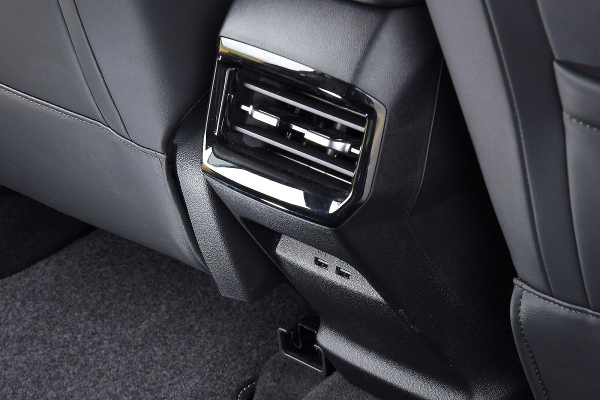 MG HS rear interior detail