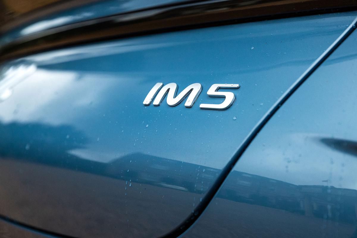 MG IM5 badge