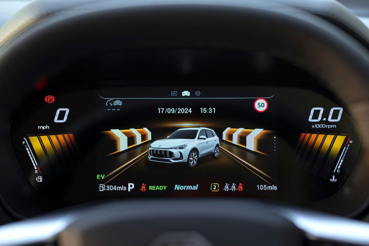 MG ZS Hybrid driver display