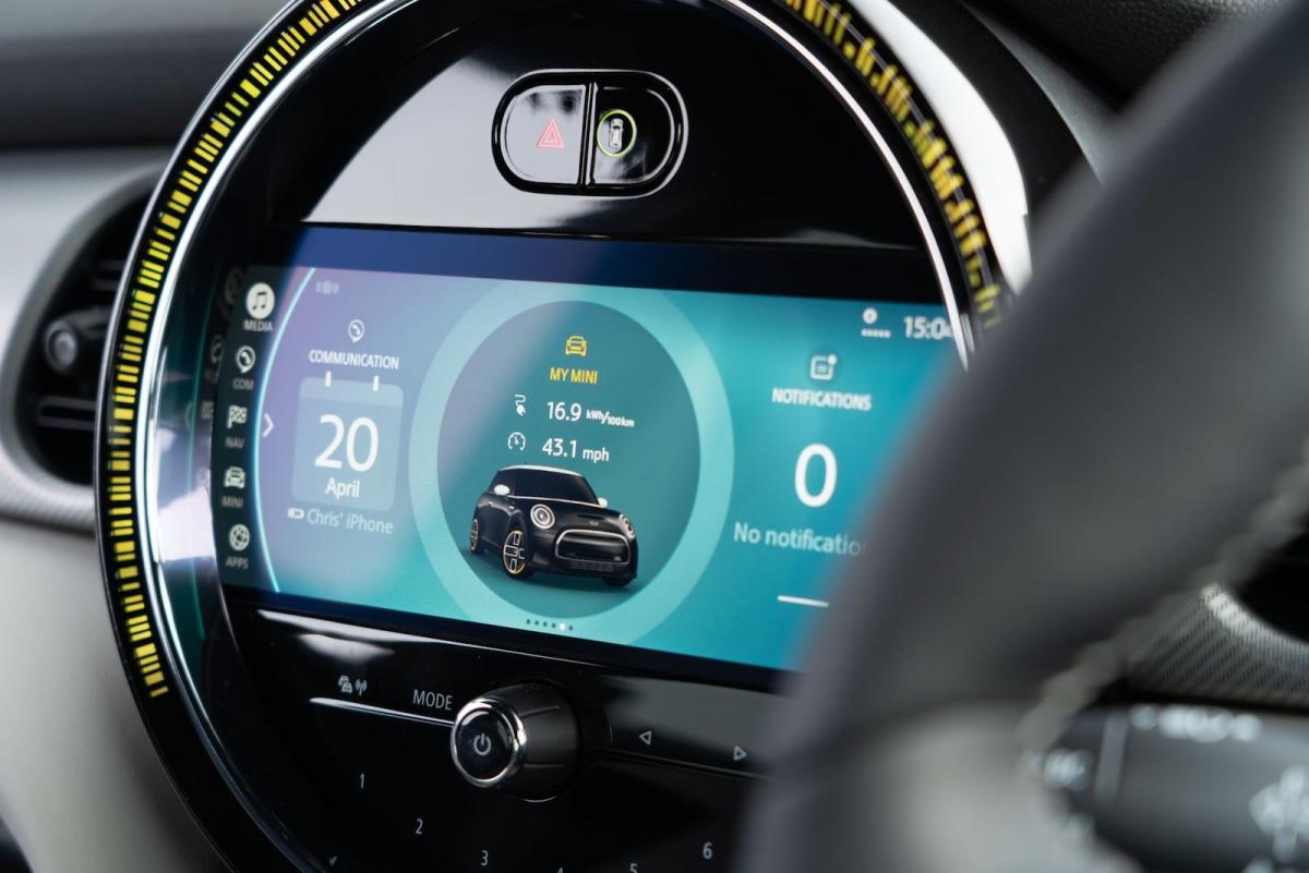 Mini Electric 2022 interior infotainment