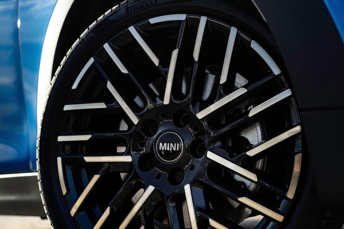 Mini Cooper 5 Door alloy wheel detail