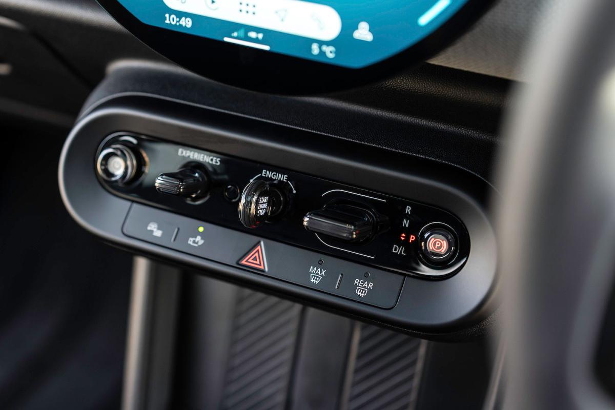 Mini Cooper 5 Door interior controls