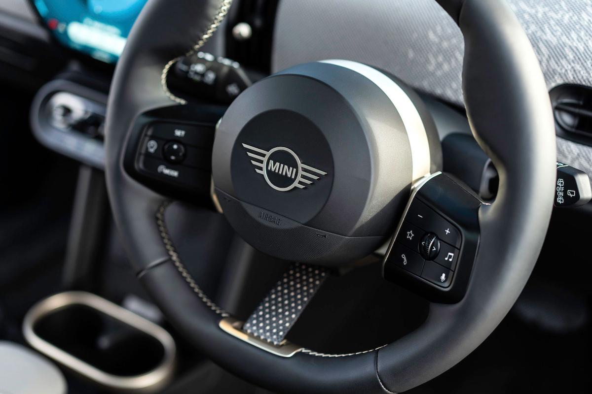 Mini Cooper 5 Door steering wheel