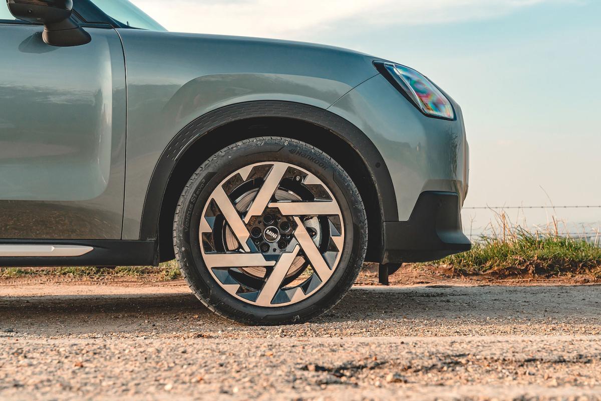 Mini Countryman alloy wheel detail