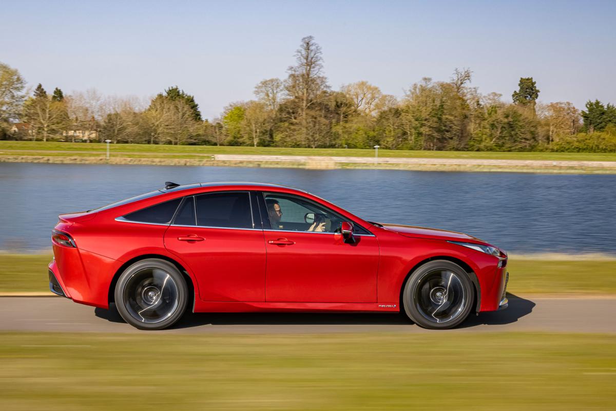 Toyota Mirai 2021 right tracking