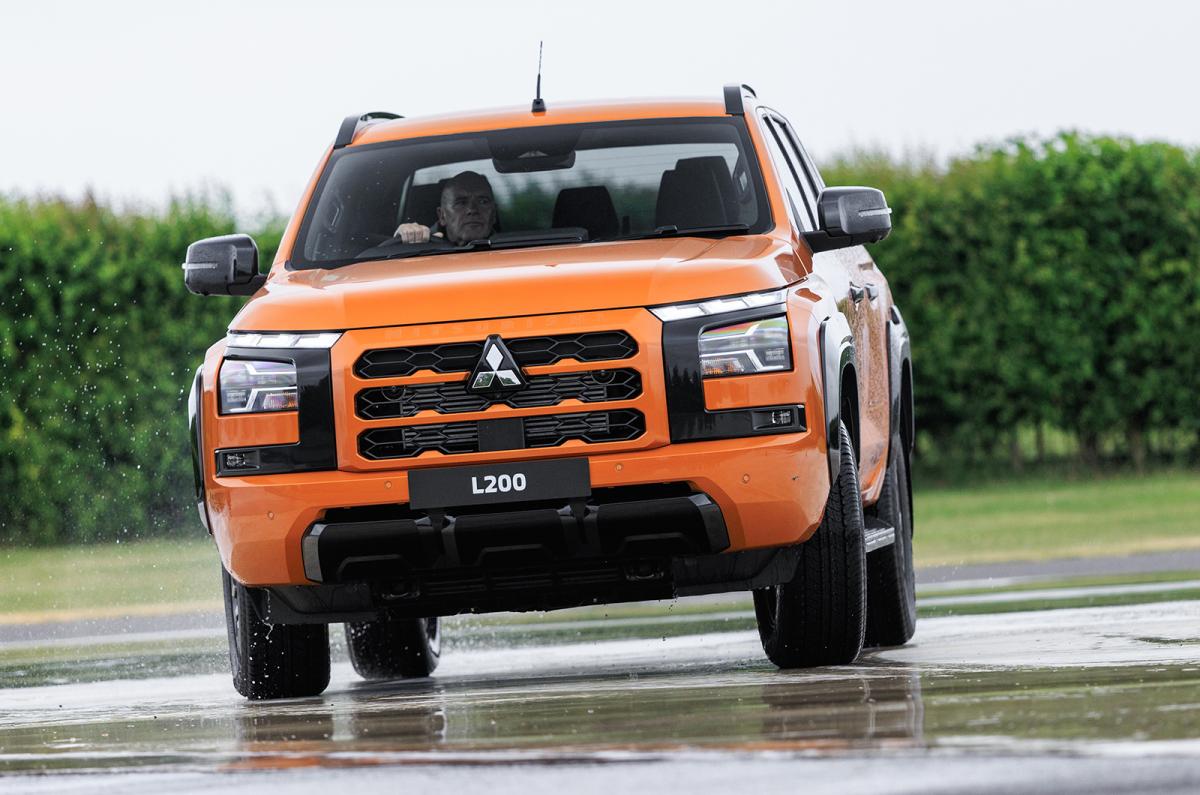 Mitsubishi L200 front cornering