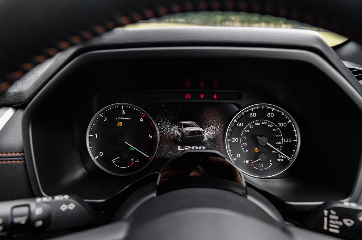 Mitsubishi L200 instrument panel