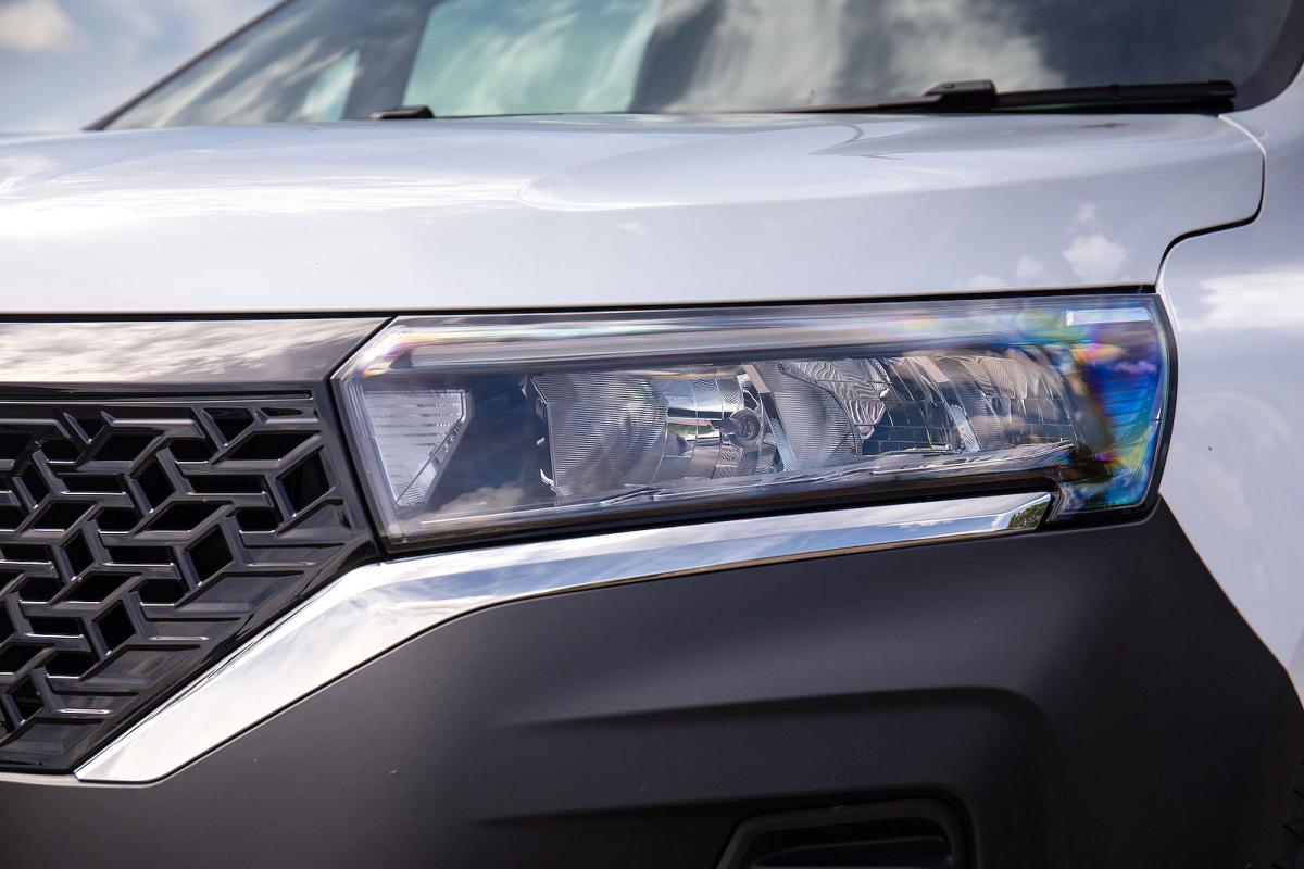 Nissan Townstar EV headlights detail