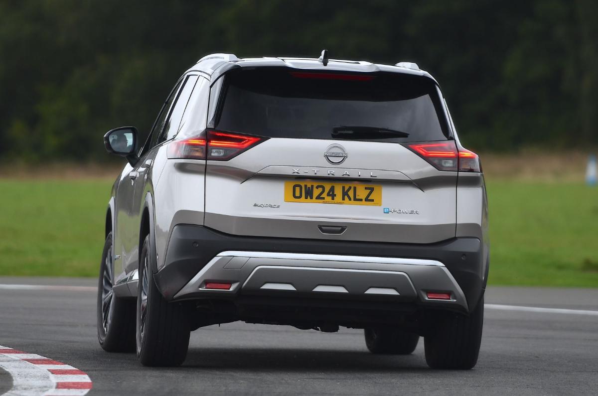 Nissan X-Trail rear left cornering