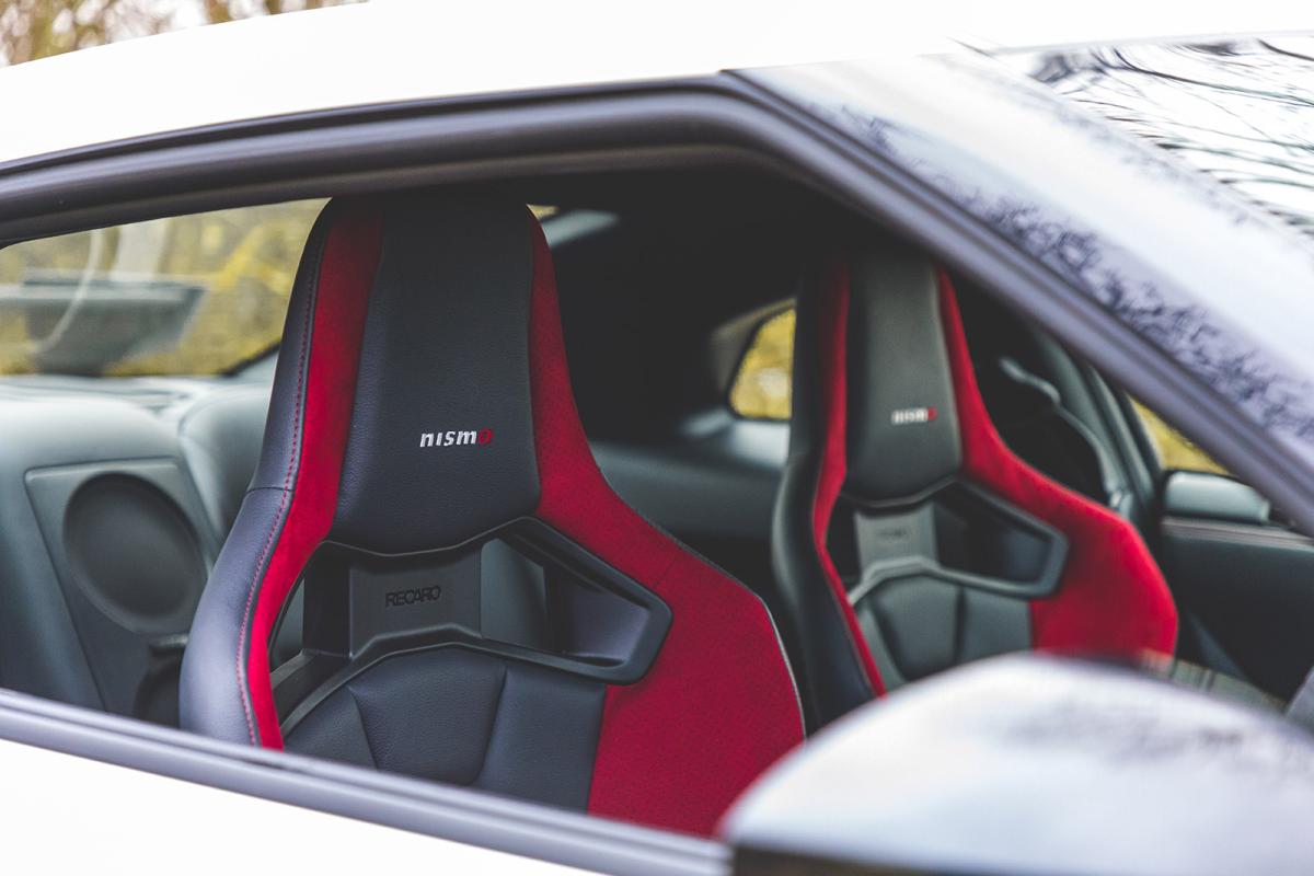 Nissan GT-R 2021 front seats