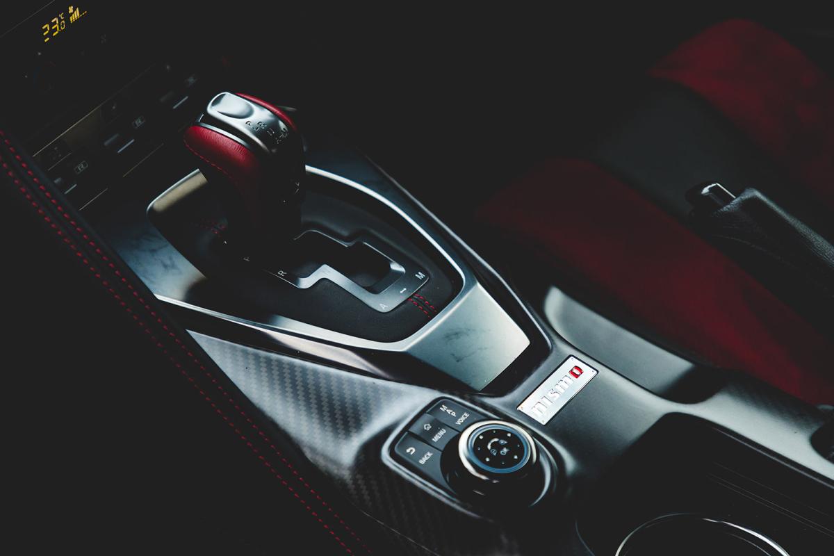 Nissan GT-R 2021 gearstick