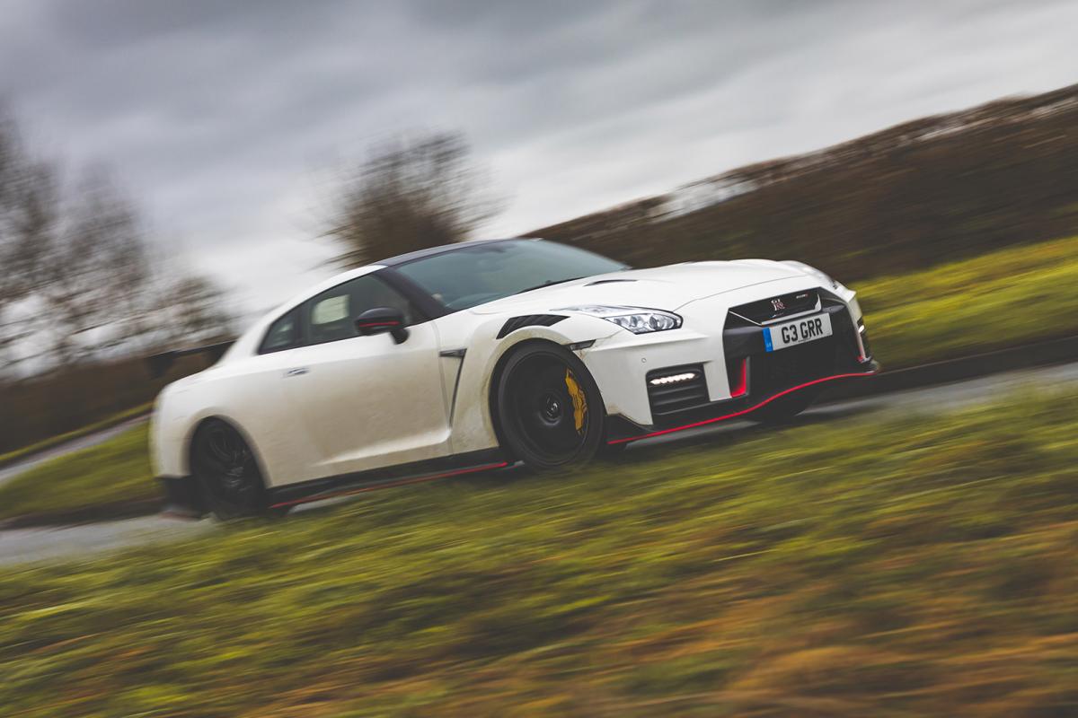 Nissan GT-R 2021 right panning