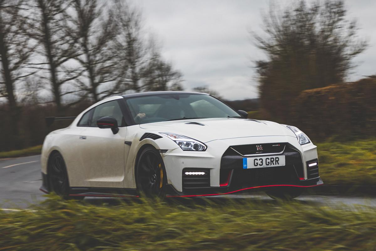 Nissan GT-R 2021 front panning